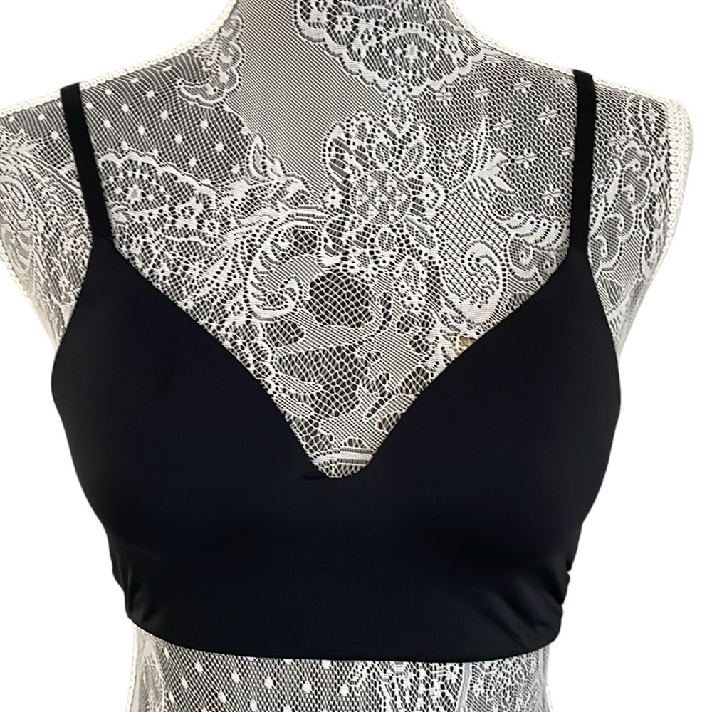 Victoria’s Secret T-shirt lightly lined wireless size 34A black convertible bra.